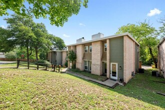 6411 Chimney Creek Cir in Austin, TX - Foto de edificio - Building Photo