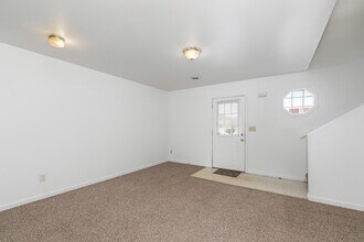 1075 Ridge Dr in Dekalb, IL - Building Photo - Building Photo