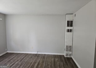 6494 Lower Dixie Lake Rd in Union City, GA - Building Photo - Building Photo