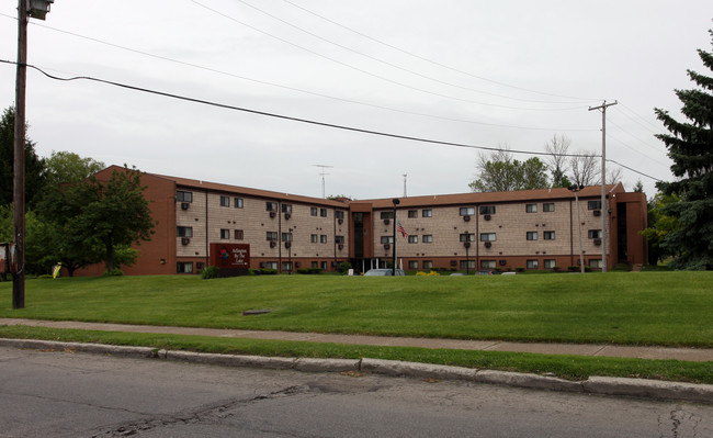 Arlington by the Lake in Toledo, OH - Building Photo - Building Photo