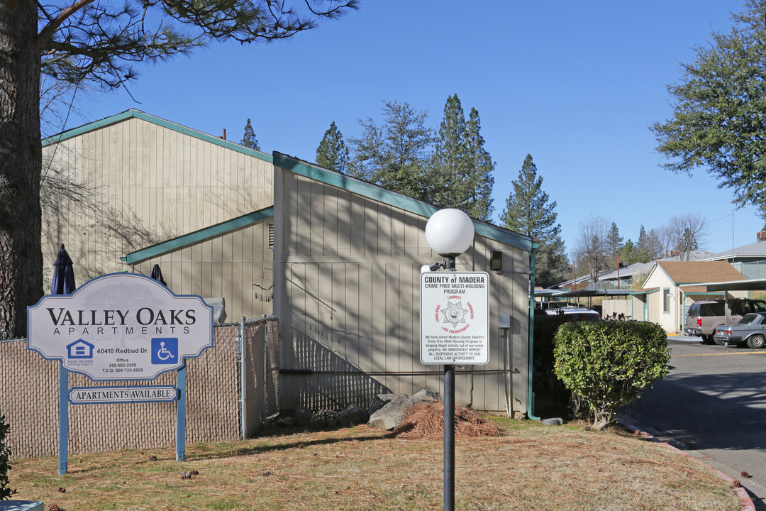 Valley Oaks in Oakhurst, CA - Building Photo