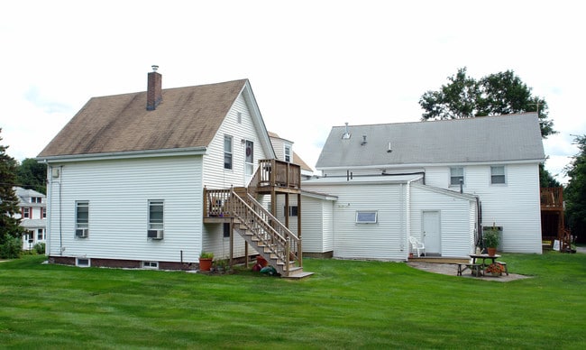 222 Bolton St in Marlborough, MA - Foto de edificio - Building Photo