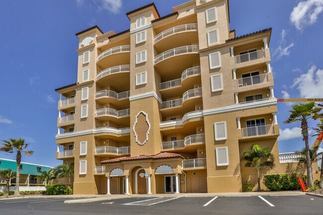 711 S Atlantic Ave in New Smyrna Beach, FL - Foto de edificio - Building Photo