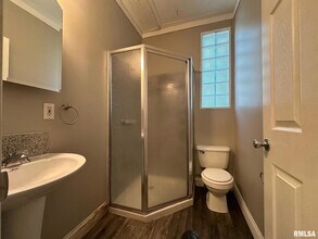 333 S Douglas Ave, Unit 2 in Springfield, IL - Foto de edificio - Building Photo