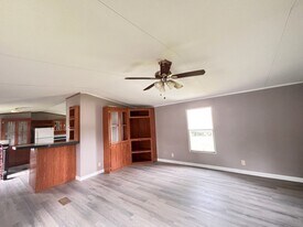 221 Morris Ln in Huntsville, TX - Building Photo