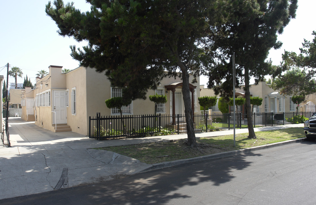 5114-5120 Raleigh St in Los Angeles, CA - Foto de edificio