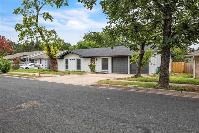 1411 Manford Hill Dr in Austin, TX - Building Photo - Building Photo