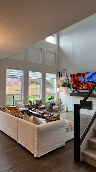 16473 103 Av in Surrey, BC - Building Photo