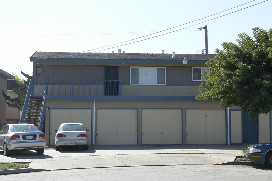 Harris Court in Hayward, CA - Building Photo