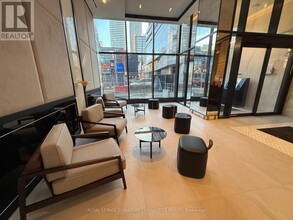 8-2708 Wellesley St W in Toronto, ON - Building Photo - Building Photo