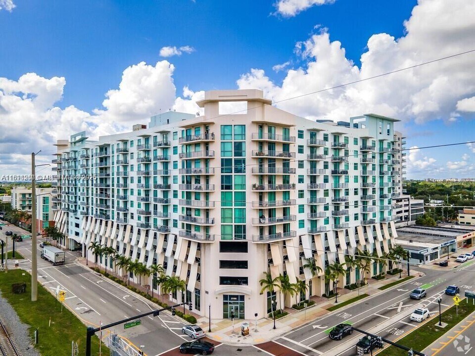 140 S Dixie Hwy, Unit 731 in Hollywood, FL - Building Photo