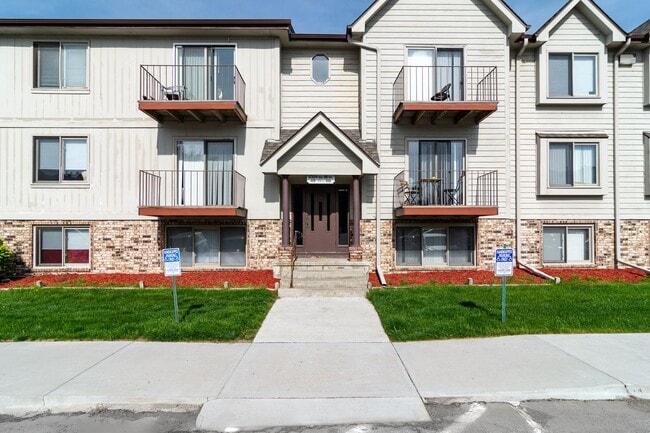 Vista Apartments in Omaha, NE - Building Photo - Interior Photo
