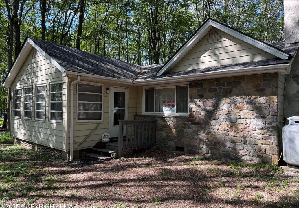 1146 Colt Ln in Pocono Summit, PA - Building Photo