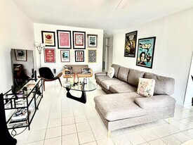 128 Venetian Dr in Delray Beach, FL - Building Photo