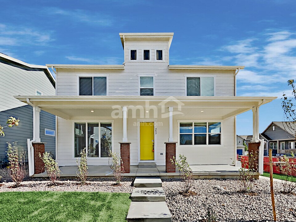 4457 Crestone Peak St in Brighton, CO - Foto de edificio