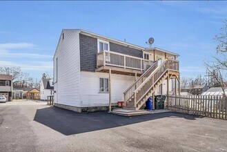 30 Enfield St, Unit 2 in Manchester, NH - Foto de edificio - Building Photo