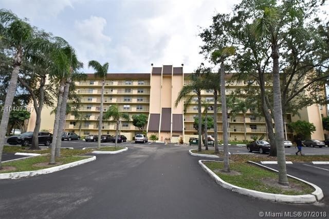 3100 W Rolling Hills Cir-Unit -407 in Davie, FL - Building Photo