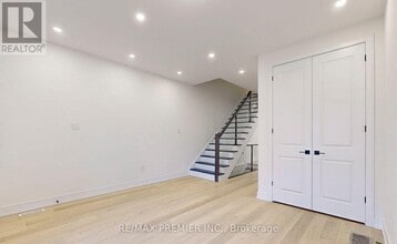 208 McRoberts Ave in Toronto, ON - Building Photo - Building Photo