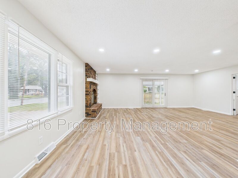8215 Ruskin Way in Kansas City, MO - Building Photo