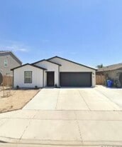4705 Hayvenhurst Ave in Bakersfield, CA - Building Photo