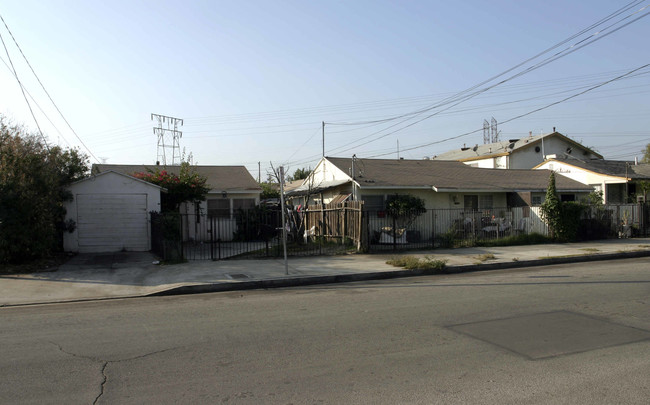 11922 Runnymede St in North Hollywood, CA - Foto de edificio - Building Photo