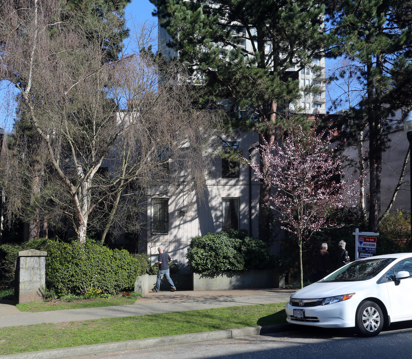 Hillman Court in Vancouver, BC - Building Photo