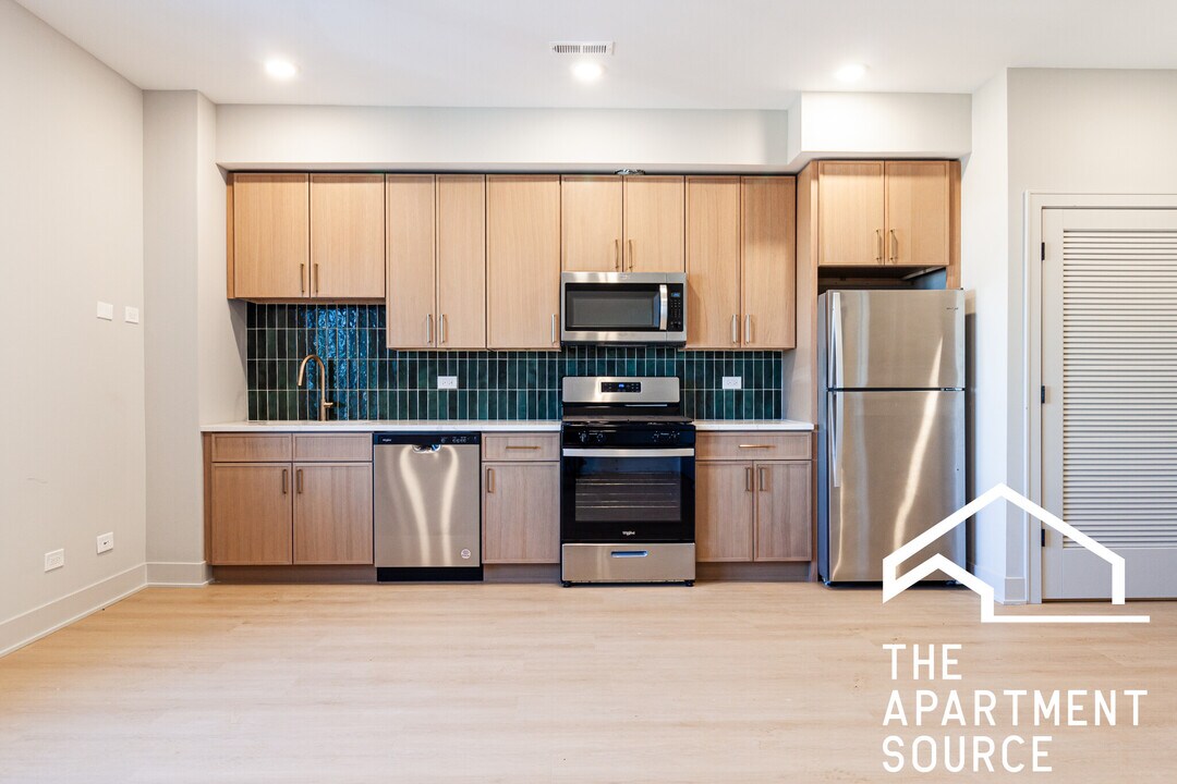 4104 N Sheridan Rd, Unit 207 in Chicago, IL - Building Photo