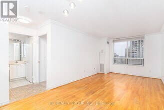 18-1018 Sommerset Way in Toronto, ON - Building Photo - Building Photo