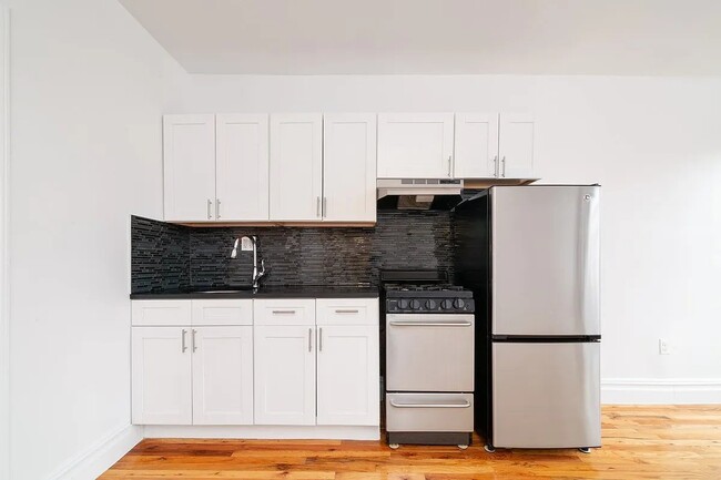 90 Bank St in New York, NY - Building Photo - Building Photo