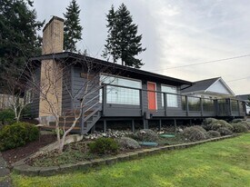 1680 Dorsey Dr in Freeland, WA - Building Photo