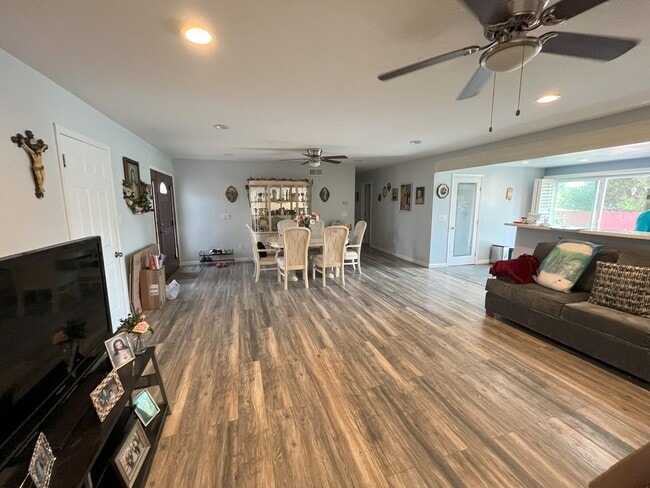 8447 Carlton Oaks Dr in Santee, CA - Building Photo - Building Photo