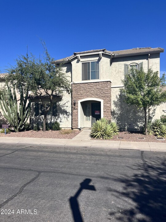 1952 W Davis Rd in Phoenix, AZ - Foto de edificio