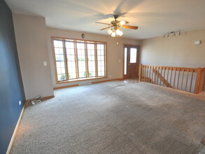 70 Rolling Ridge Ln in Lindenhurst, IL - Building Photo - Building Photo