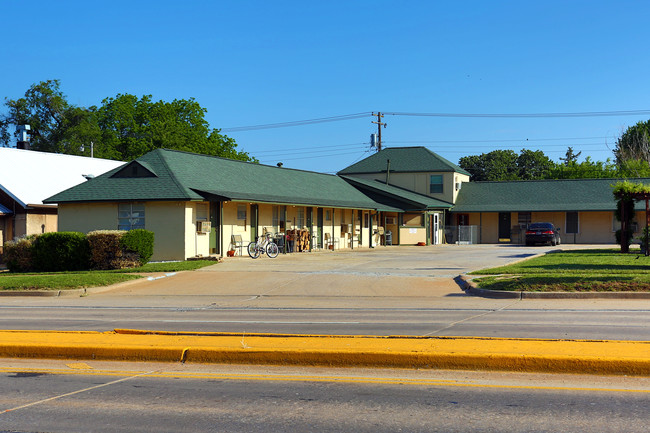 El Dechado in Yukon, OK - Foto de edificio - Building Photo