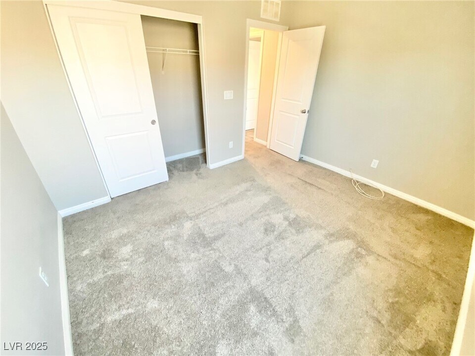 2826 Turnstone Ridge St in Henderson, NV - Foto de edificio