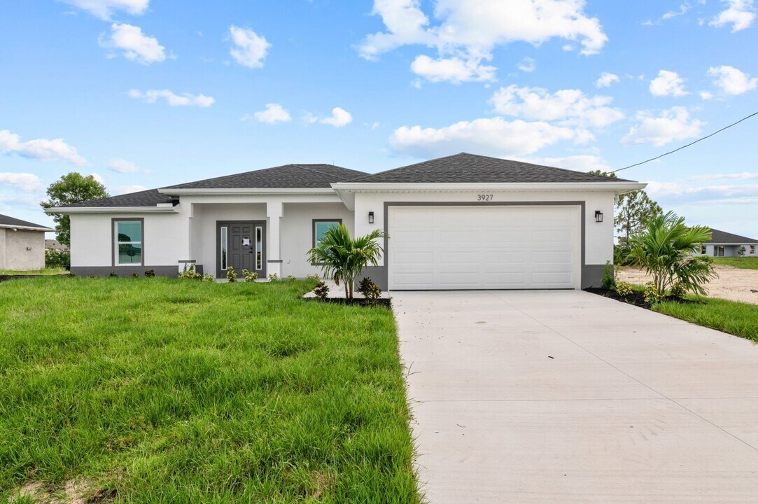 3927 NE 12th Ave in Cape Coral, FL - Building Photo