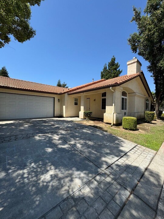 276 River Pointe in Madera, CA - Building Photo