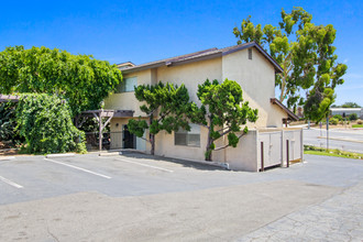 Colima in Whittier, CA - Foto de edificio - Building Photo