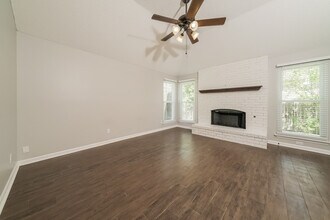 2210 Westview Trail in Denton, TX - Foto de edificio - Building Photo