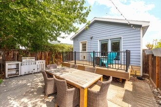 244 N Emerson Ave in Wenatchee, WA - Foto de edificio - Building Photo