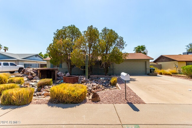 3827 W Meadow Dr