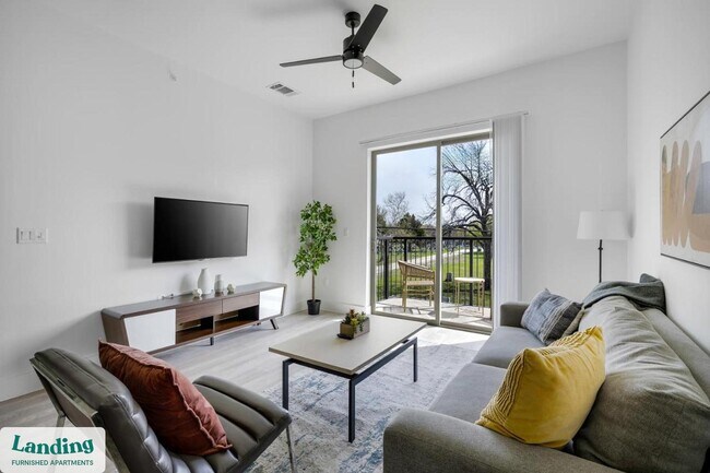 650 E Sycamore St in Denton, TX - Building Photo - Building Photo