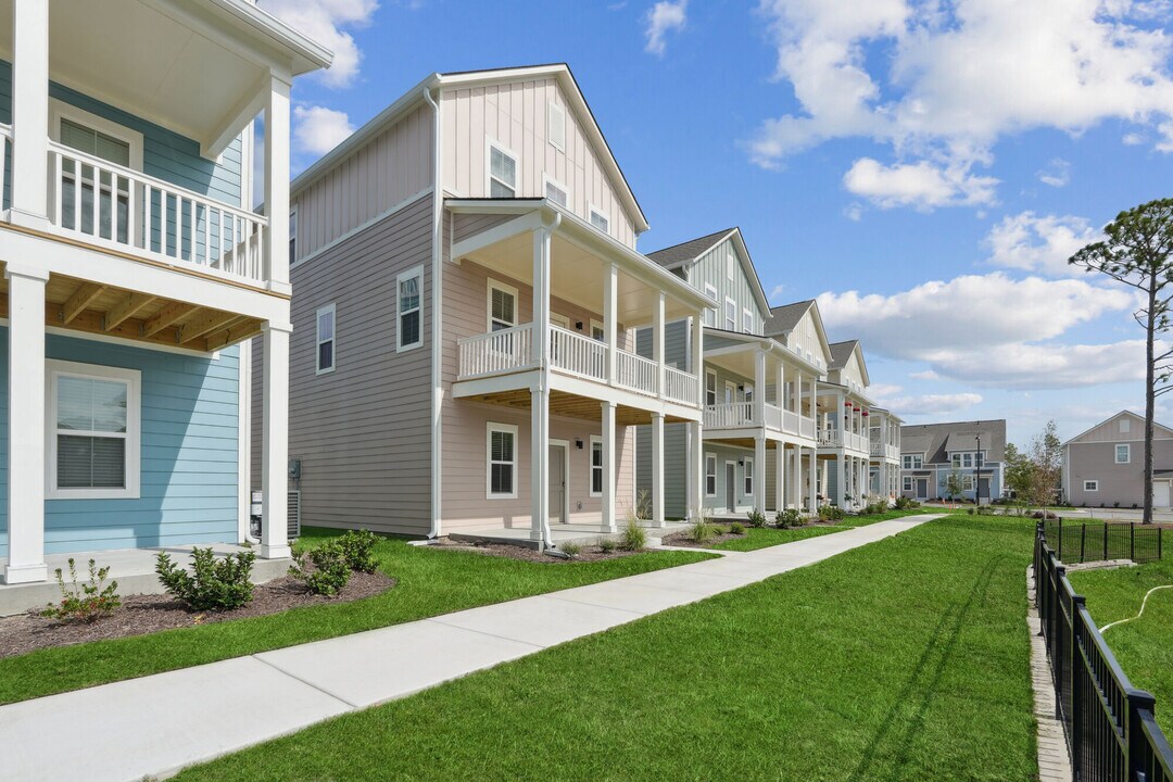 Hamlet Barclay West - Homes & Townhomes for Rent in Wilmington, NC - Building Photo