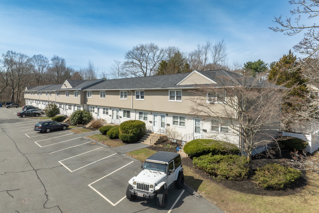 174 Pine St in Holbrook, MA - Building Photo