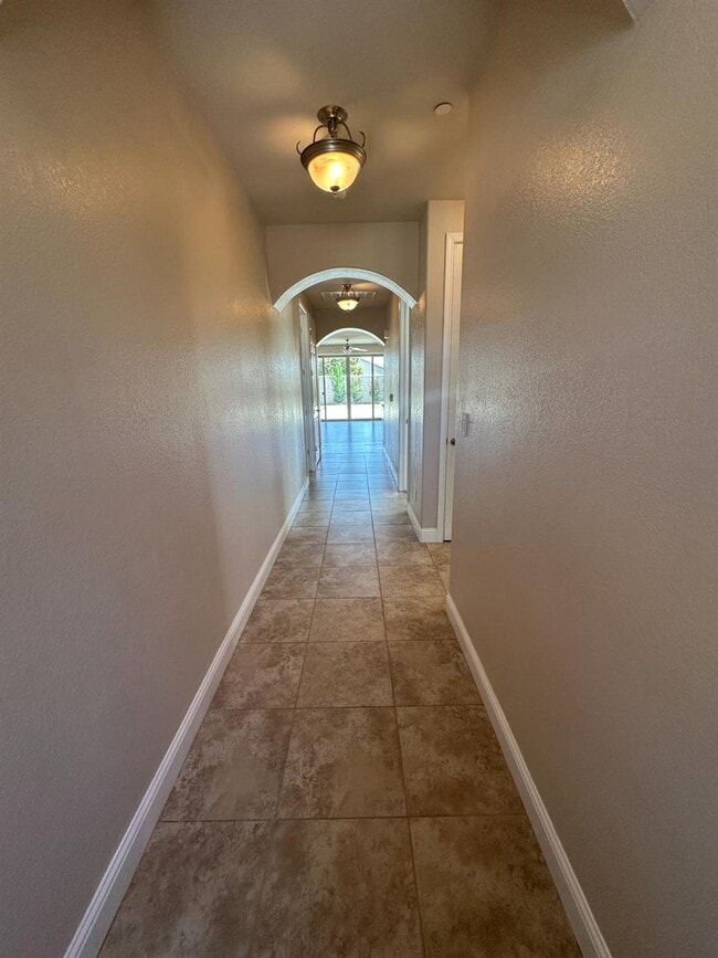 6195 E Providence Ave in Fresno, CA - Foto de edificio - Building Photo