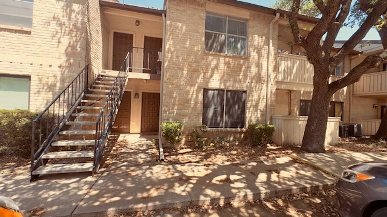 8210 Bent Tree Rd in Austin, TX - Building Photo