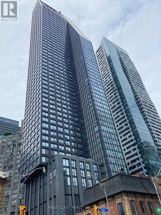 8-4608 Wellesley St W in Toronto, ON - Building Photo
