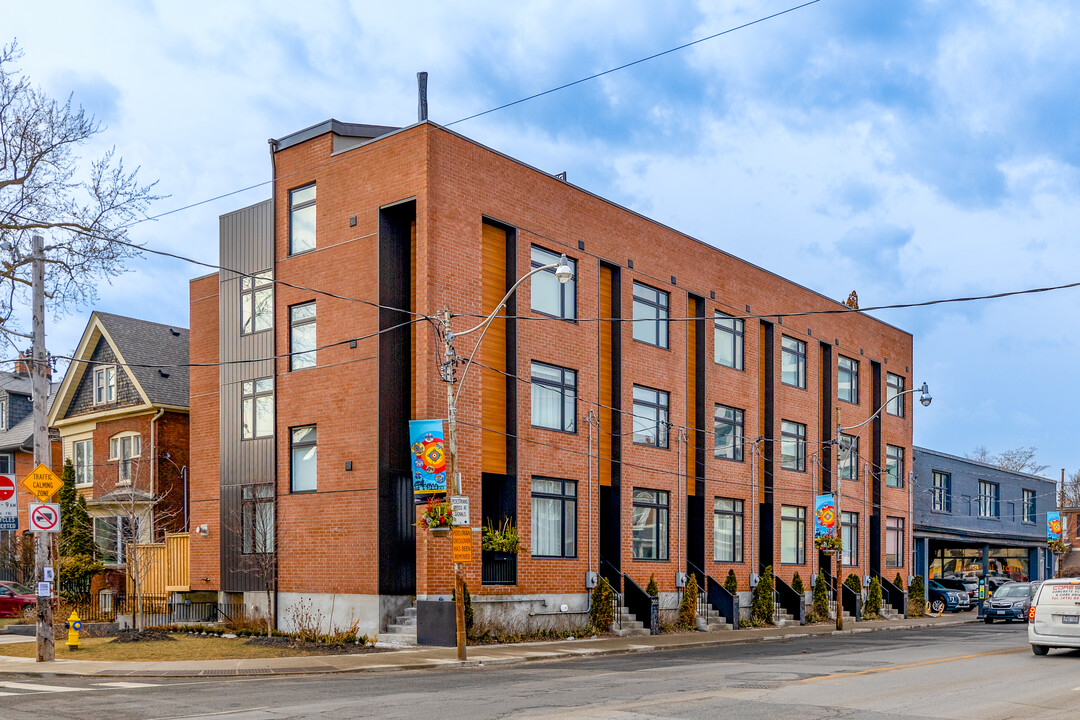 353-363 Brunswick Av in Toronto, ON - Building Photo