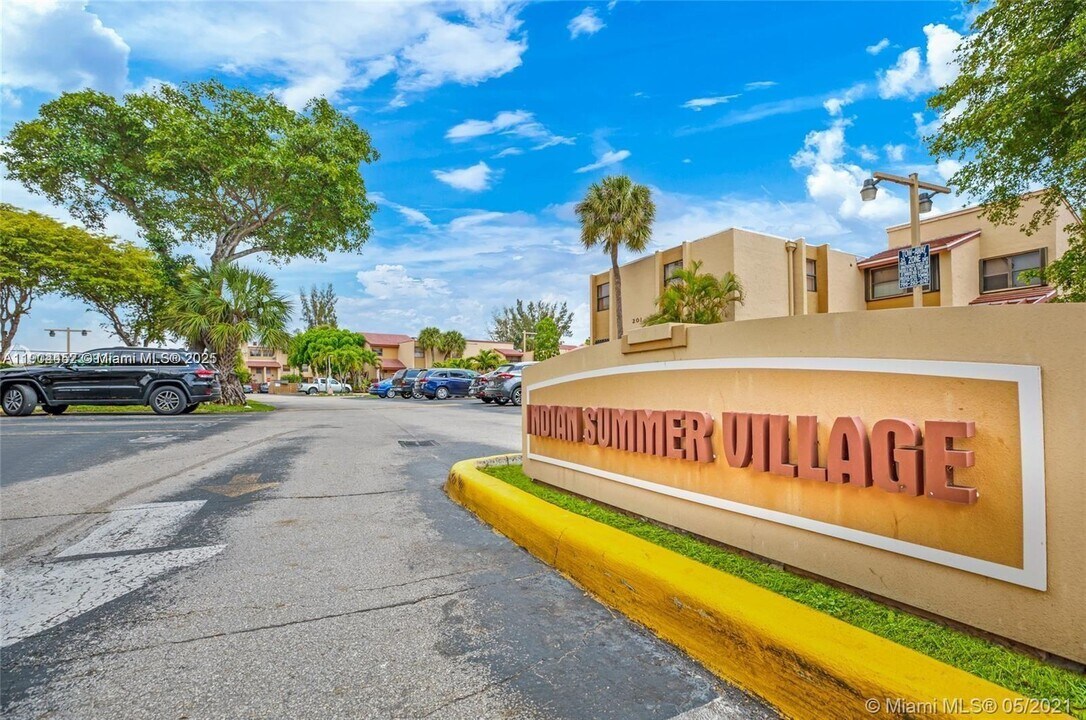 515 W Park Dr in Miami, FL - Building Photo