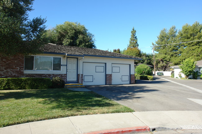 2440 Karen Dr in Santa Clara, CA - Building Photo - Building Photo